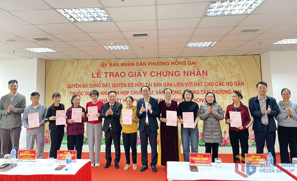 Ng&agrave;y 10/2/2026, UBND phường Hồng Gai tổ chức trao giấy chứng nhận quyền sử dụng đất, quyền sở hữu t&agrave;i sản gắn liền với đất cho 12 hộ d&acirc;n t&aacute;i định cư thuộc Chung cư My Way