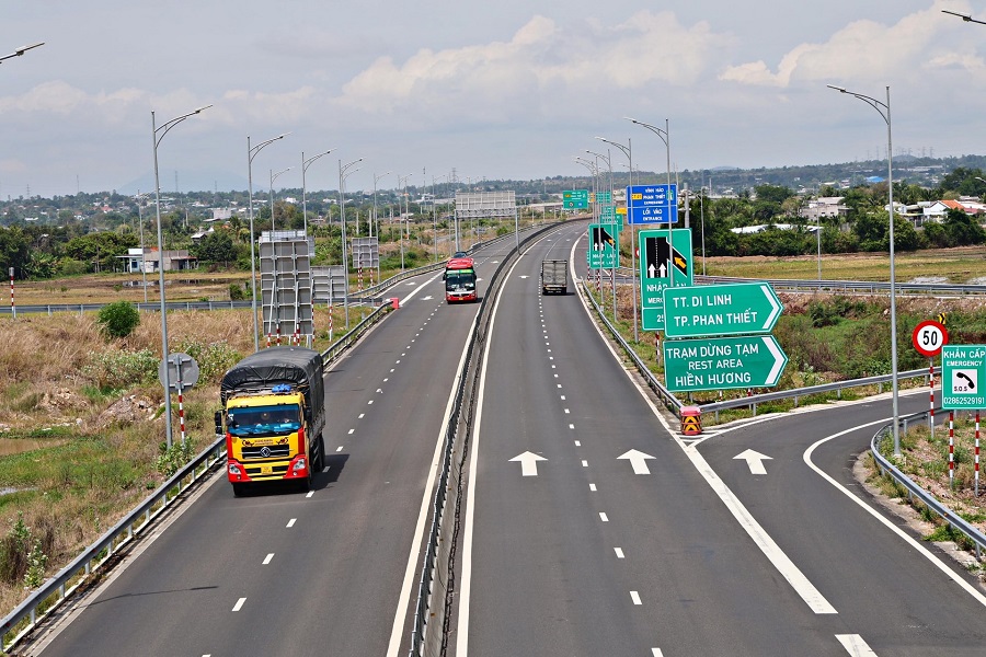 Người d&acirc;n, du kh&aacute;ch c&oacute; thể di chuyển bằng nhiều tuyến đường kh&aacute;c tới Đ&agrave; Lạt.