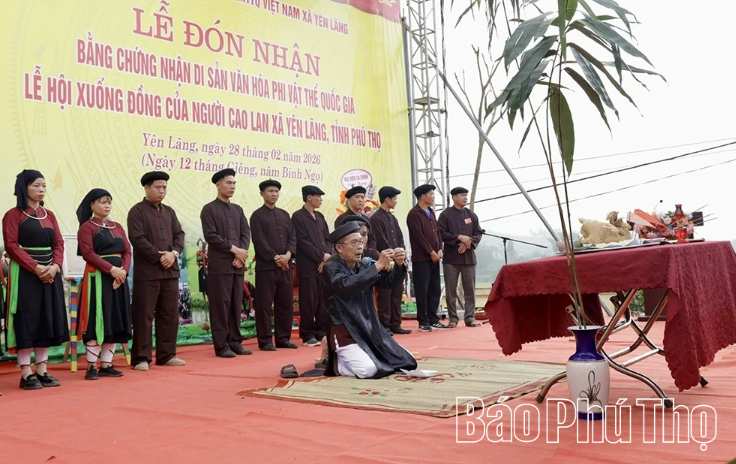 Thầy mo - chủ lễ t&aacute;i hiện nghi thức c&uacute;ng cầu m&ugrave;a tr&ecirc;n s&acirc;n khấu