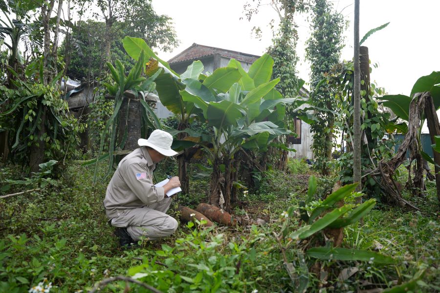 Tiếp cận, kiểm tra xử l&yacute; hai quả đạn ph&aacute;o lớn t&igrave;m thấy ph&iacute;a sau vườn nh&agrave; anh Kh&aacute;nh