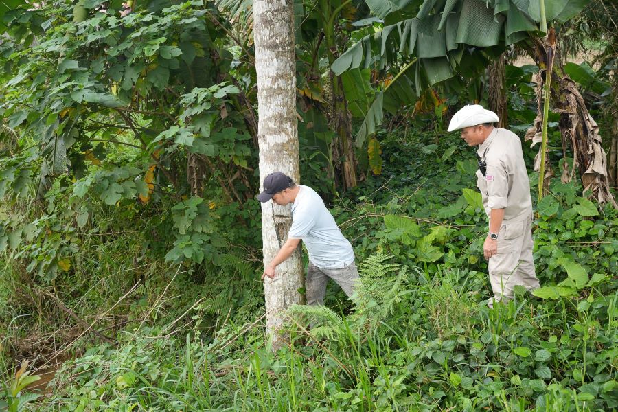 Đội EOD NPA/RENEW tiếp cận vị tr&iacute; gần ao c&aacute; &ocirc;ng Nam chỉ, qua r&agrave; so&aacute;t ph&aacute;t hiện th&ecirc;m 1 quả đạn cối 81mm