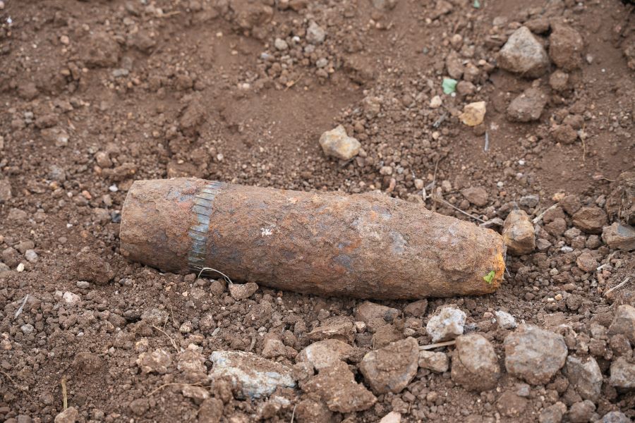 Quả đạn ph&aacute;o 105mm nằm ngay s&aacute;t đường th&ocirc;n, nơi người d&acirc;n đi lại hằng ng&agrave;y