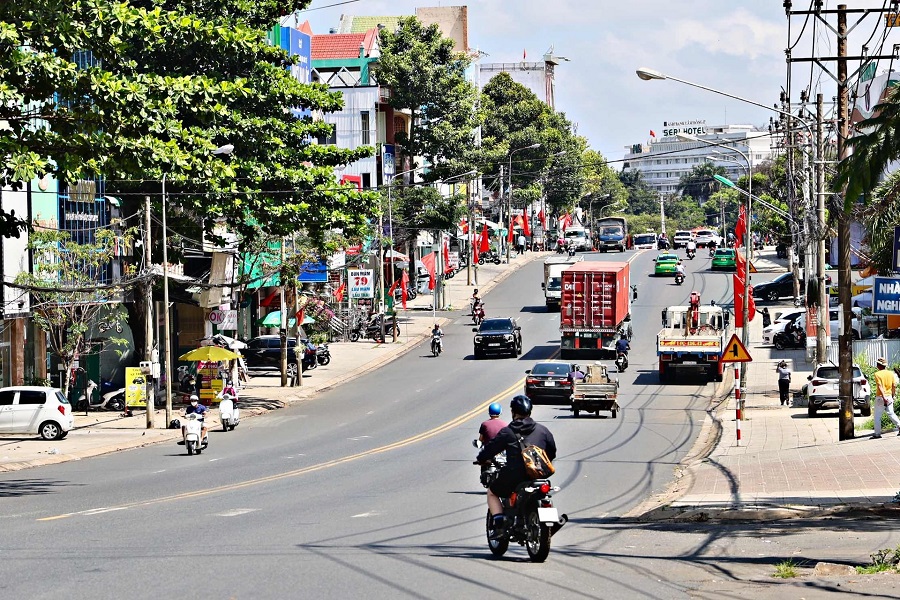 Quốc lộ 20, tuyến đường bộ huyết mạch nối Th&agrave;nh phố Hồ Ch&iacute; Minh với Đ&agrave; Lạt dự kiến lưu lượng phương tiện sẽ tăng khi s&acirc;n bay Li&ecirc;n Khương tạm đ&oacute;ng cửa.