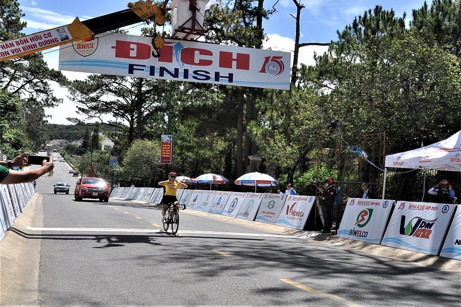 Tay đua về đầu tại đ&iacute;ch đến trong chặng đua từ Bảo Lộc l&ecirc;n Đ&agrave; Lạt trong năm 2025