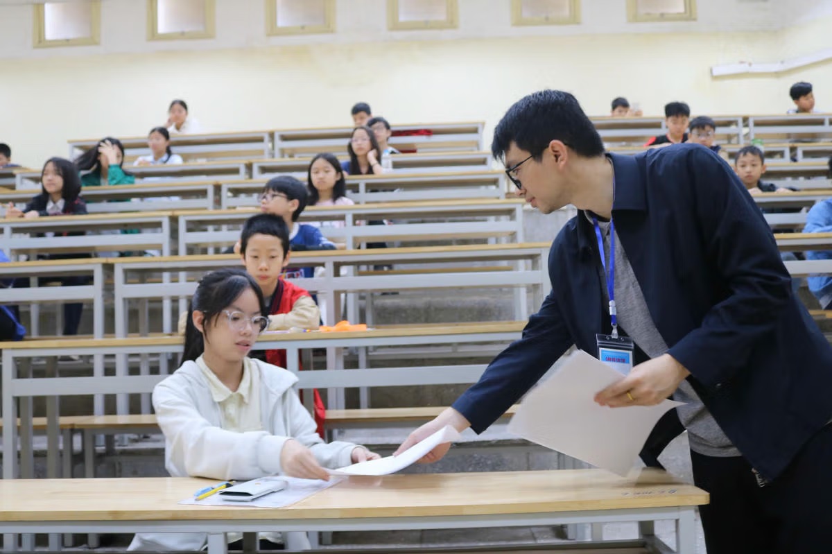 C&aacute;n bộ coi thi hướng dẫn th&iacute; sinh (Ảnh: Nguyễn Ho&agrave;i)