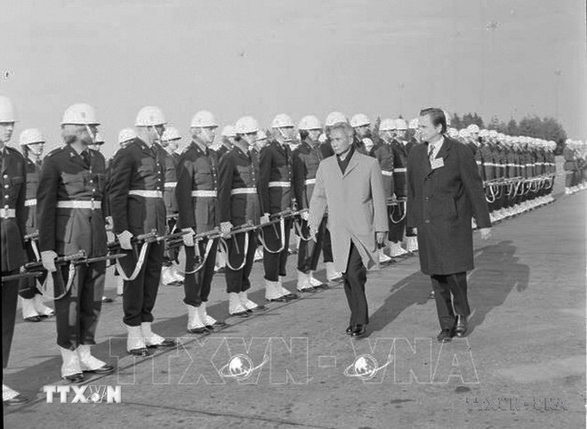 Thủ tướng Phạm Văn Đồng và Thủ tướng Olof Palme duyệt đội danh dự, trong chuyến thăm hữu nghị chính thức Thụy Điển từ ngày 8-11/4/1974. (Ảnh: Văn Bảo/TTXVN) Thủ tướng Phạm Văn Đồng và Thủ tướng Olof Palme duyệt đội danh dự, trong chuyến thăm hữu nghị chính thức Thụy Điển từ ngày 8-11/4/1974. (Ảnh: Văn Bảo/TTXVN)