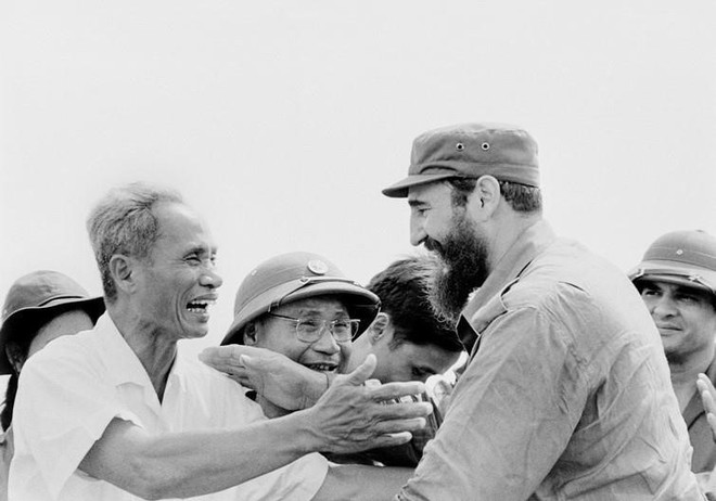 Thủ tướng Cuba Fidel Castro cùng Thủ tướng Phạm Văn Đồng trong cuộc míttinh của nhân dân Quảng Trị chào mừng Đoàn đến thăm vùng Giải phóng miền Nam Việt Nam, ngày 15/9/1973. Ảnh: TTXVN Thủ tướng Cuba Fidel Castro cùng Thủ tướng Phạm Văn Đồng trong cuộc míttinh của nhân dân Quảng Trị chào mừng Đoàn đến thăm vùng Giải phóng miền Nam Việt Nam, ngày 15/9/1973. Ảnh: TTXVN