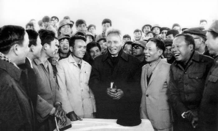 Thủ tướng Phạm Văn Đồng trong một chuyến đến thăm c&aacute;c gi&agrave;n khoan ven biển miền Bắc ở những năm 1975. Ảnh tư liệu