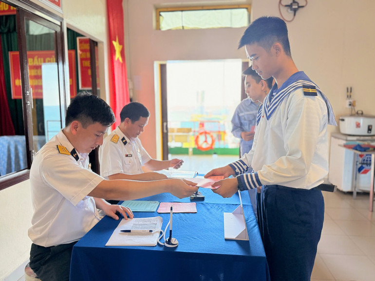 Phát phiếu cho cử tri. Phát phiếu cho cử tri.