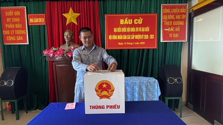 Anh Lê Đức Thọ, nhân viên trạm Hải đăng Ba Kè là người tiến hành bỏ phiếu đầu tiên Anh Lê Đức Thọ, nhân viên trạm Hải đăng Ba Kè là người tiến hành bỏ phiếu đầu tiên