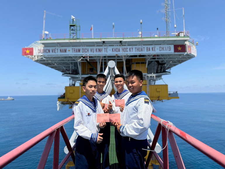 Những chiến sĩ của nhà giàn DK1/9 đều lần đầu tiên được tham gia bầu cử đại biểu Quốc hội và đại biểu Hội đồng nhân dân các cấp Những chiến sĩ của nhà giàn DK1/9 đều lần đầu tiên được tham gia bầu cử đại biểu Quốc hội và đại biểu Hội đồng nhân dân các cấp