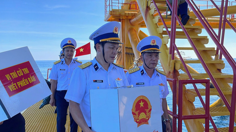 Cán bộ, chiến sĩ Vùng 2 Hải quân mang hòm phiếu lên nhà giàn chuẩn bị cho công tác bầu cử Cán bộ, chiến sĩ Vùng 2 Hải quân mang hòm phiếu lên nhà giàn chuẩn bị cho công tác bầu cử