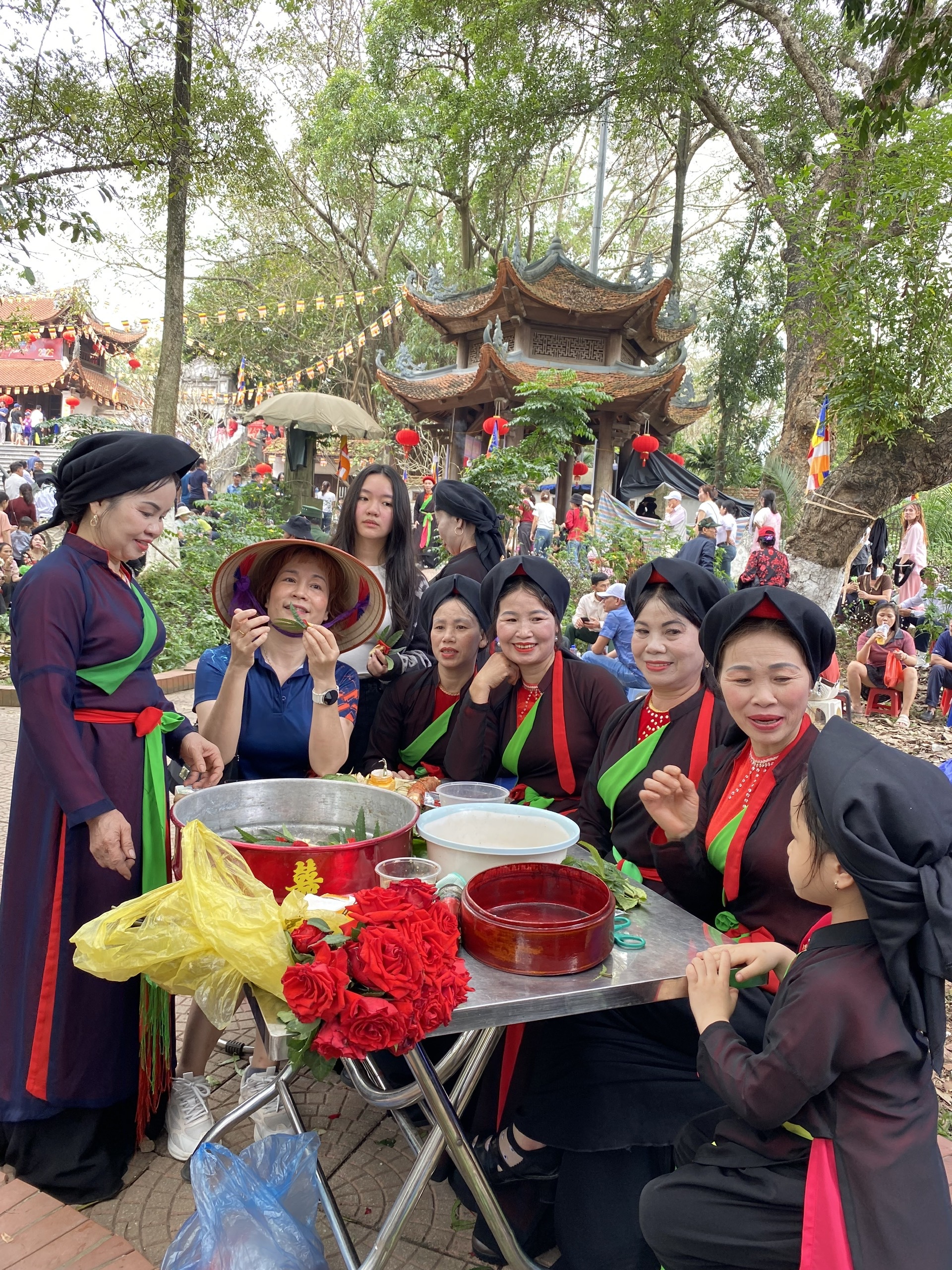 C&aacute;c nghệ nh&acirc;n tại canh h&aacute;t lu&ocirc;n th&acirc;n thiện, giao lưu với du kh&aacute;ch thập phương