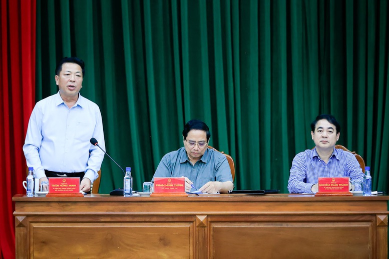 Thủ tướng Ch&iacute;nh phủ Phạm Minh Ch&iacute;nh l&agrave;m việc với l&atilde;nh đạo c&aacute;c bộ, ng&agrave;nh, địa phương chỉ đạo tiếp tục triển khai, ho&agrave;n thiện c&aacute;c dự &aacute;n - Ảnh: VGP/Nhật Bắc