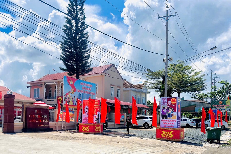 Tr&ecirc;n khắp c&aacute;c tuyến đường, những băng r&ocirc;n, khẩu hiệu, pa-n&ocirc; tuy&ecirc;n truyền được trang tr&iacute; trang trọng, tạo n&ecirc;n diện mạo tươi mới, thể hiện tinh thần tr&aacute;ch nhiệm v&agrave; niềm tin của c&aacute;n bộ, đảng vi&ecirc;n v&agrave; Nh&acirc;n d&acirc;n đối với sự kiện ch&iacute;nh trị trọng đại: Ng&agrave;y hội non s&ocirc;ng. Ảnh: PV