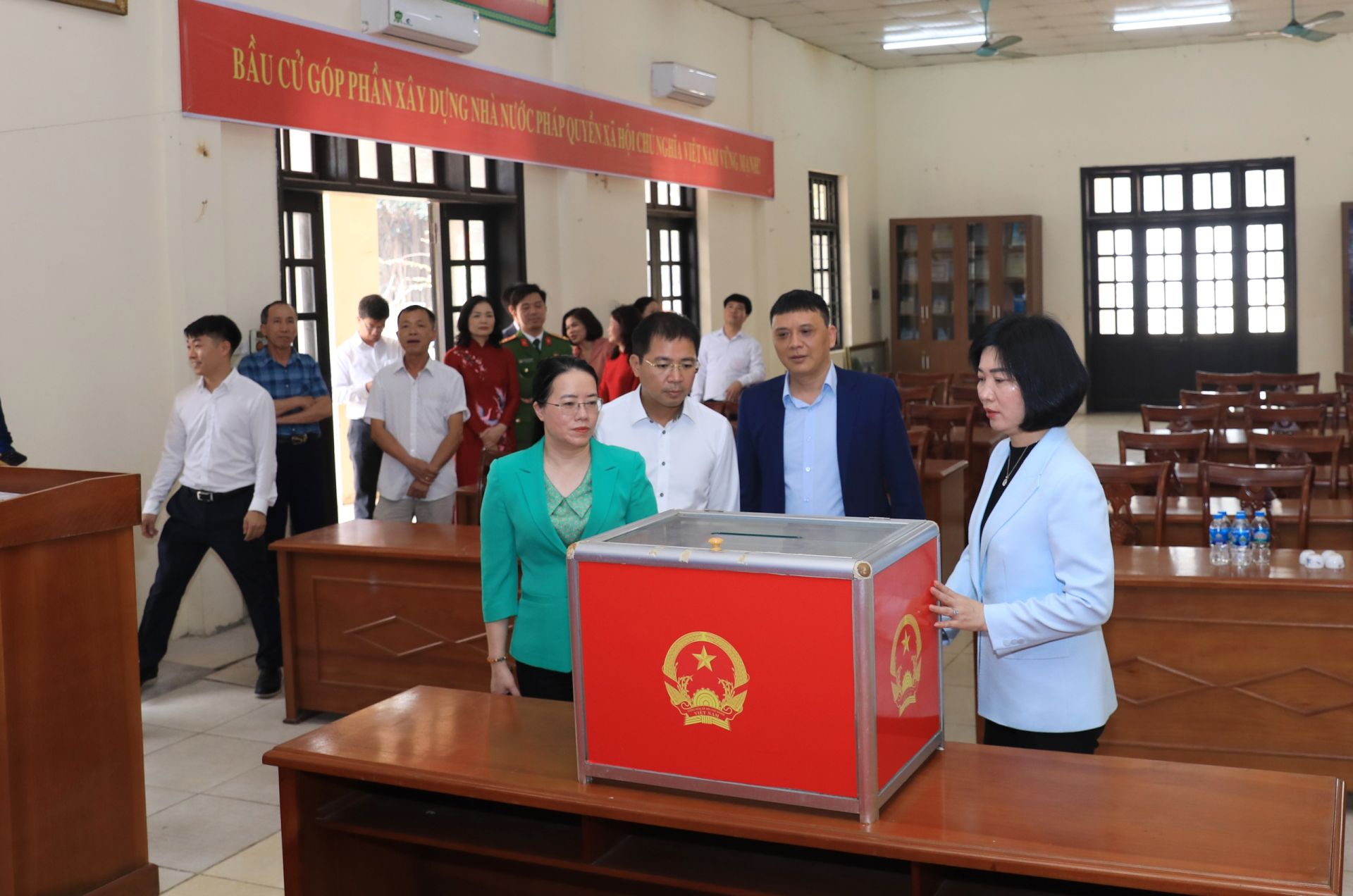 Đoàn công tác kiểm tra hòm phiếu, cơ sở vật chất và điều kiện tổ chức bầu cử tại khu vực bỏ phiếu trên địa bàn xã Ô Diên, bảo đảm đúng quy định và sẵn sàng cho ngày 15/3. Đoàn công tác kiểm tra hòm phiếu, cơ sở vật chất và điều kiện tổ chức bầu cử tại khu vực bỏ phiếu trên địa bàn xã Ô Diên, bảo đảm đúng quy định và sẵn sàng cho ngày 15/3.