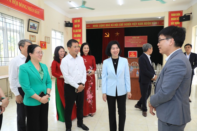 Chủ tịch Hội đồng nhân dân Thành phố Phùng Thị Hồng Hà kiểm tra công tác bầu cử tại xã Ô Diên