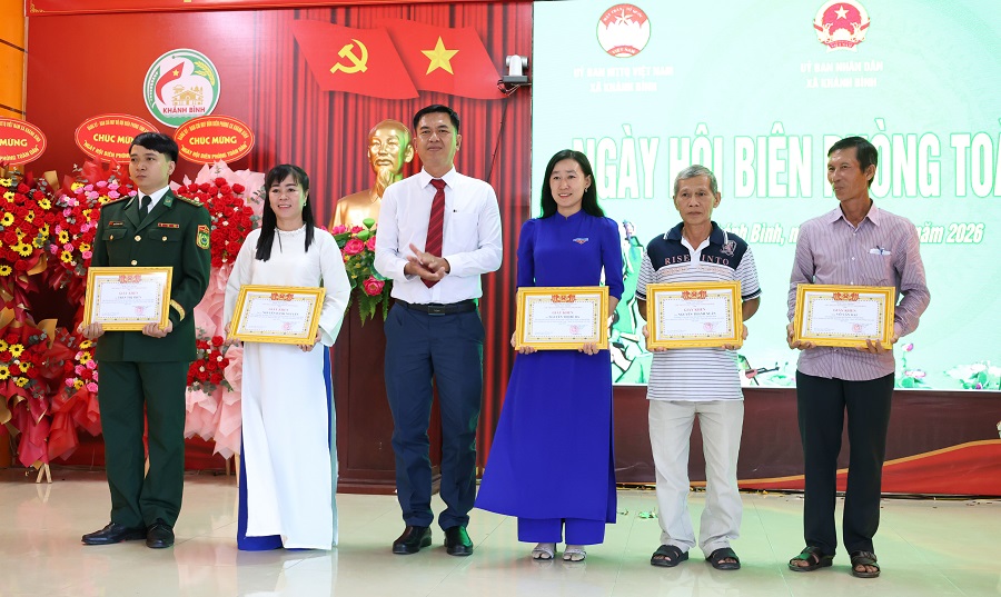 C&aacute;c c&aacute; nh&acirc;n, tập thể nhận khen thưởng.