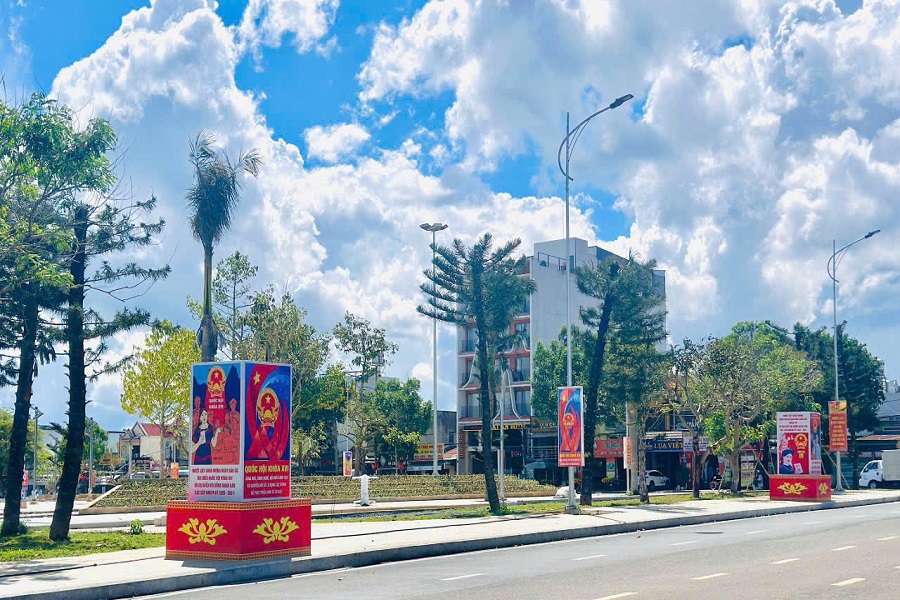 Tr&ecirc;n khắp c&aacute;c tuyến đường, những băng r&ocirc;n, khẩu hiệu, pa-n&ocirc; tuy&ecirc;n truyền được trang tr&iacute; trang trọng, tạo n&ecirc;n diện mạo tươi mới, thể hiện tinh thần tr&aacute;ch nhiệm v&agrave; niềm tin của c&aacute;n bộ, đảng vi&ecirc;n v&agrave; Nh&acirc;n d&acirc;n đối với sự kiện ch&iacute;nh trị trọng đại: Ng&agrave;y hội non s&ocirc;ng. Ảnh: PV