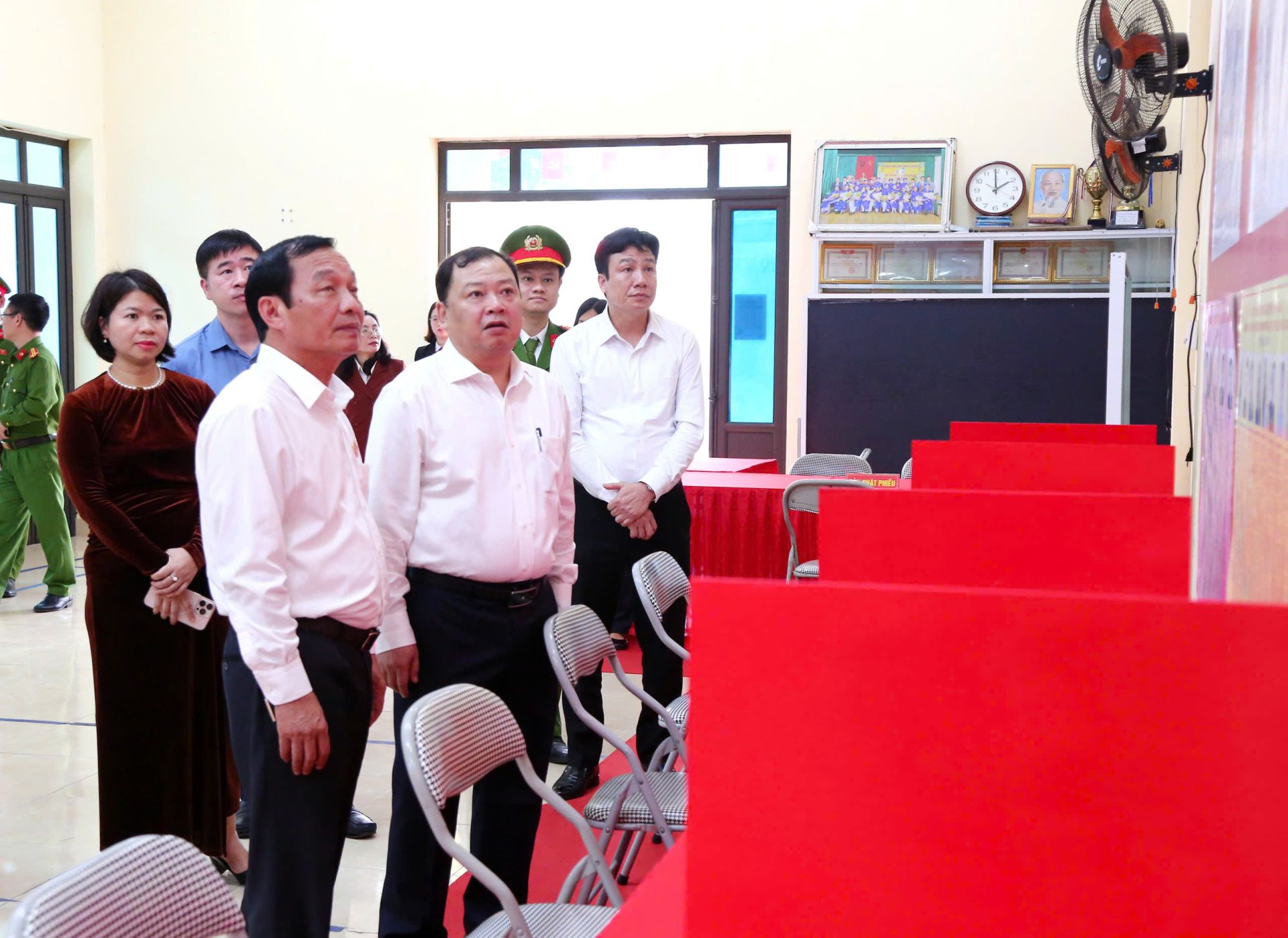 L&atilde;nh đạo th&agrave;nh phố kiểm tra tại phường Hồng An.