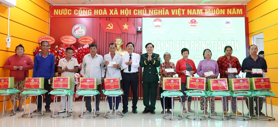 Đại t&aacute; Nguyễn Văn Hiệp, Ph&oacute; Ch&iacute;nh ủy Bộ Chỉ huy Qu&acirc;n sự tỉnh, Ch&iacute;nh ủy Ban Chỉ huy Bộ đội Bi&ecirc;n ph&ograve;ng tỉnh v&agrave; l&atilde;nh đạo địa phương tặng qu&agrave; cho hộ d&acirc;n c&oacute; ho&agrave;n cảnh kh&oacute; khăn tr&ecirc;n địa b&agrave;n.