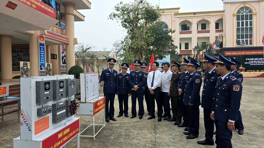 C&aacute;c đại biểu tham quan m&ocirc; h&igrave;nh học cụ phục vui huấn luyện