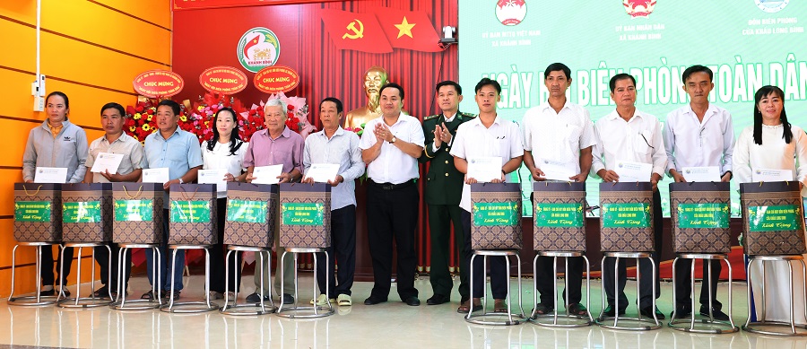 Tặng qu&agrave; cho c&aacute;c tổ tự quản an ninh trật tự ở khu vực bi&ecirc;n giới, tổ phụ nữ tham gia tự quản đường bi&ecirc;n cột mốc.