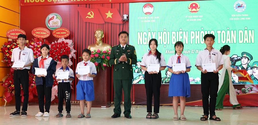 Tặng qu&agrave; cho c&aacute;c em học sinh trong chương tr&igrave;nh &ldquo;N&acirc;ng bước em tới trường