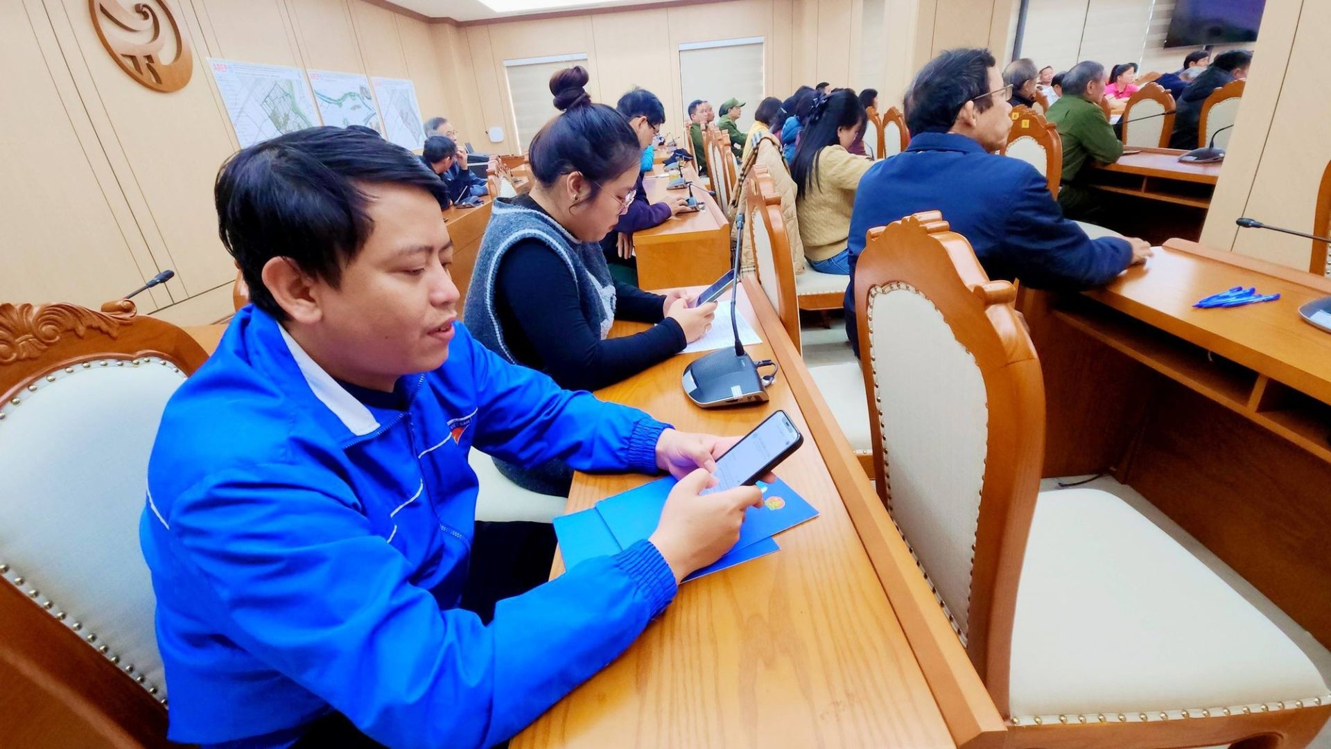 Đo&agrave;n vi&ecirc;n, thanh ni&ecirc;n phường H&agrave; Đ&ocirc;ng trải nghiệm v&agrave; sử dụng Chatbox tr&ecirc;n điện thoại th&ocirc;ng minh để tra cứu th&ocirc;ng tin phục vụ c&ocirc;ng t&aacute;c bầu cử.