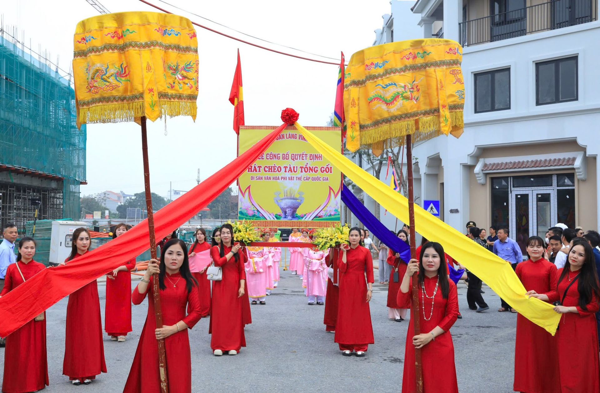Nghi thức rước trang trọng trong lễ c&ocirc;ng bố ghi danh &ldquo;Hội h&aacute;t Ch&egrave;o T&agrave;u Tổng Gối&rdquo;, t&aacute;i hiện kh&ocirc;ng gian văn h&oacute;a truyền thống đặc sắc của v&ugrave;ng Tổng Gối xưa.
