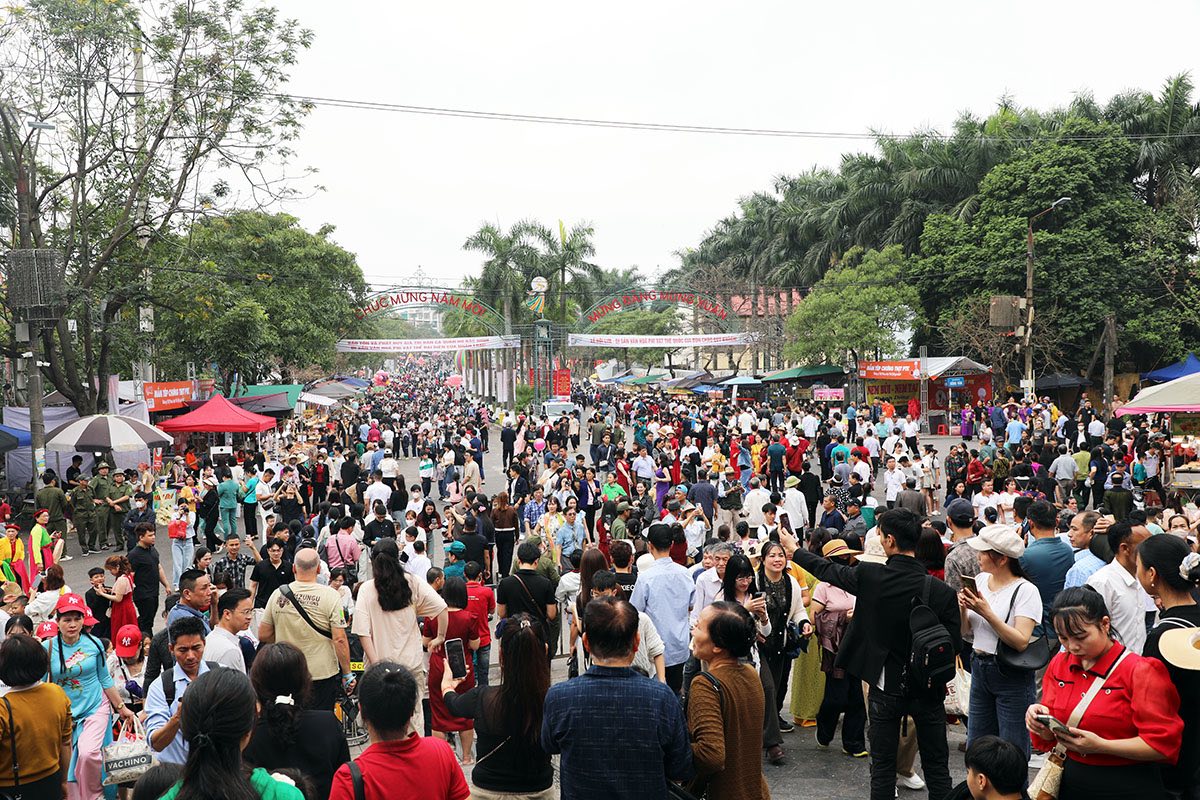 Hội Lim năm nay ghi nhận lượng kh&aacute;ch đổ về trẩy hội tăng kỷ lục