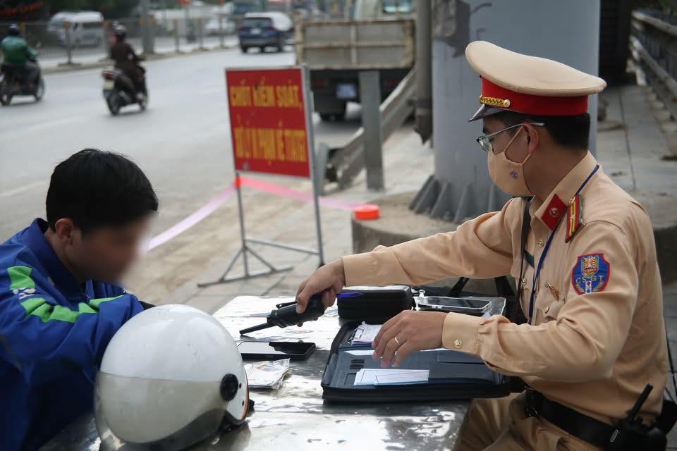 Hà Nội: Xử lý 20 trường hợp vi phạm an toàn đường sắt chỉ trong một ngày, nhiều tài xế liều lĩnh vượt rào chắn