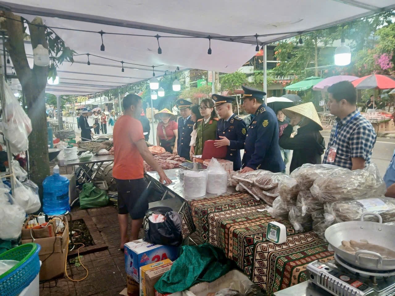 Lực lượng thuộc Đội Quản l&yacute; thị trường số 11 phối hợp với c&aacute;c lực lượng chức năng thường xuy&ecirc;n kiểm tra, tuy&ecirc;n truyền nhắc nhở c&aacute;c gian h&agrave;ng chấp h&agrave;nh c&aacute;c quy định của ph&aacute;p luật trong kinh doanh tại lễ hội