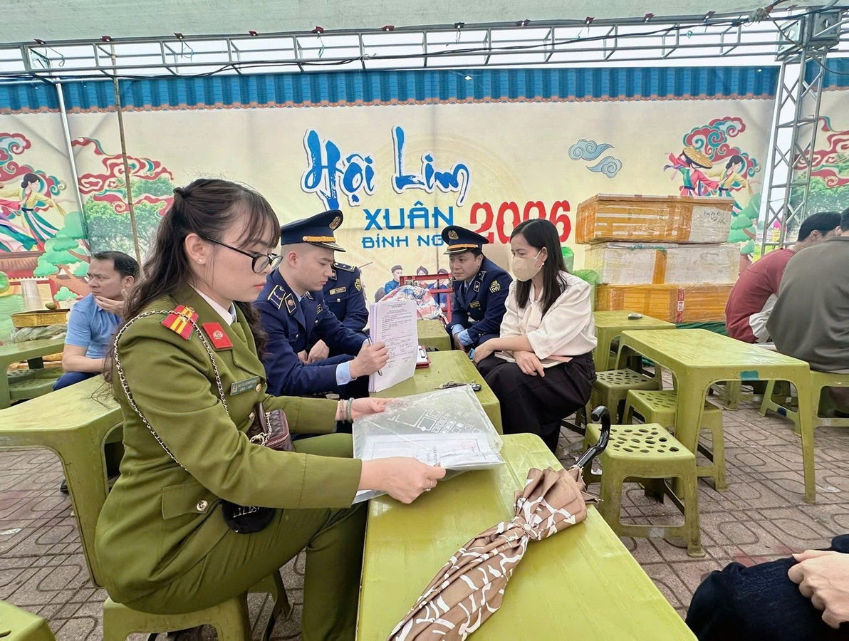 lực lượng chức năng tiến hành kiểm tra việc niêm yết giá công khai, đồng thời giám sát chặt chẽ để đảm bảo các tiểu thương bán đúng giá đã niêm yết lực lượng chức năng tiến hành kiểm tra việc niêm yết giá công khai, đồng thời giám sát chặt chẽ để đảm bảo các tiểu thương bán đúng giá đã niêm yết