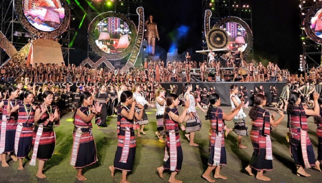 Quang cảnh Lễ hội Văn ho&aacute; cồng chi&ecirc;ng tại Gia Lai.