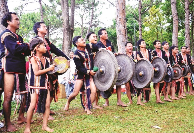 Cận cảnh tiết mục cồng chi&ecirc;ng Lễ mừng l&uacute;a mới của người Gia Rai.