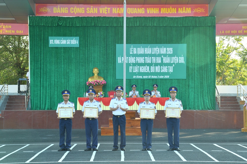 Thủ trưởng Bộ Tư lệnh V&ugrave;ng Cảnh s&aacute;t biển 4 trao thưởng cho c&aacute;c tập thể đạt danh hiệu Đơn vị vững mạnh to&agrave;n diện &ldquo;Mẫu mực, ti&ecirc;u biểu&rdquo; v&agrave; &ldquo;Đơn vị huấn luyện giỏi&rdquo; năm 2025.