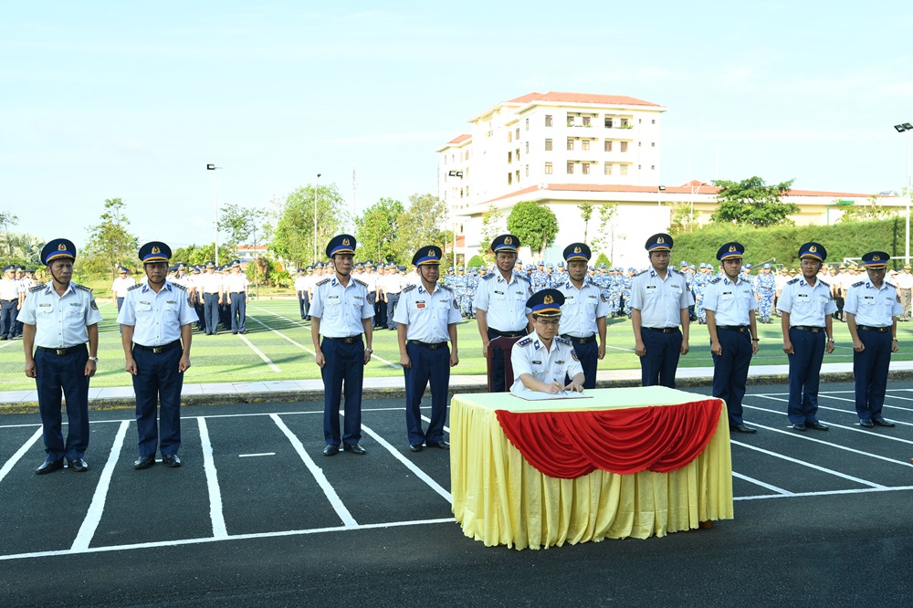 Đại diện chỉ huy c&aacute;c cơ quan, đơn v&iacute; k&yacute; kết giao ước thi đua.