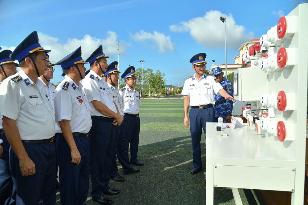 Thủ trưởng Bộ Tư lệnh V&ugrave;ng Cảnh s&aacute;t biển 4 tham quan c&aacute;c m&ocirc; h&igrave;nh huấn luyện.