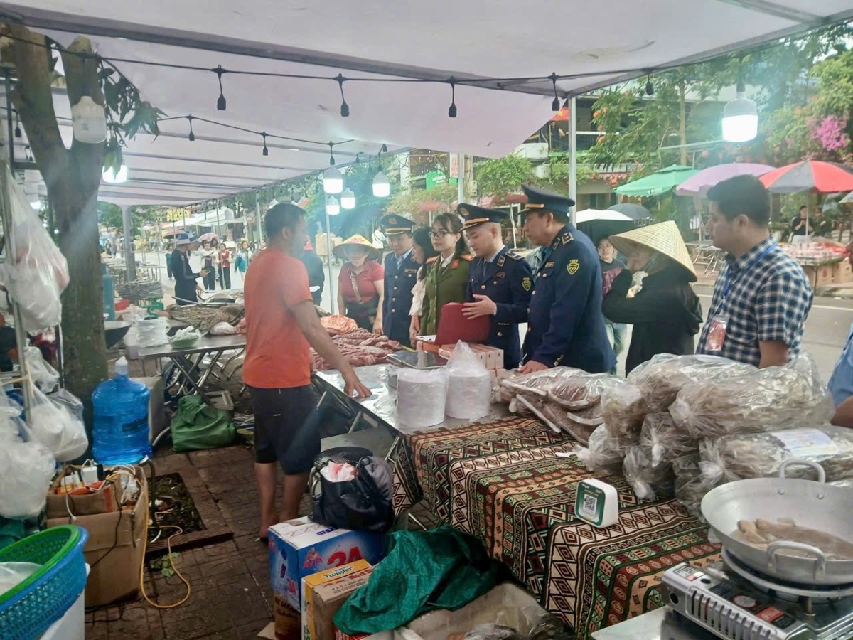 Đội QLTT số 11 Bắc Ninh: Siết chặt kiểm soát giá cả và an toàn thực phẩm tại Hội Lim 2026