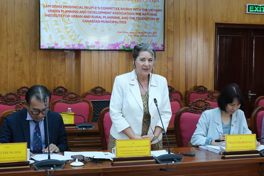 B&agrave; Judith Clara Varga -Toth, Quản l&yacute; Dự &aacute;n VNCRM của Li&ecirc;n Đo&agrave;n đ&ocirc; thị Canada ph&aacute;t biểu tại buổi l&agrave;m việc