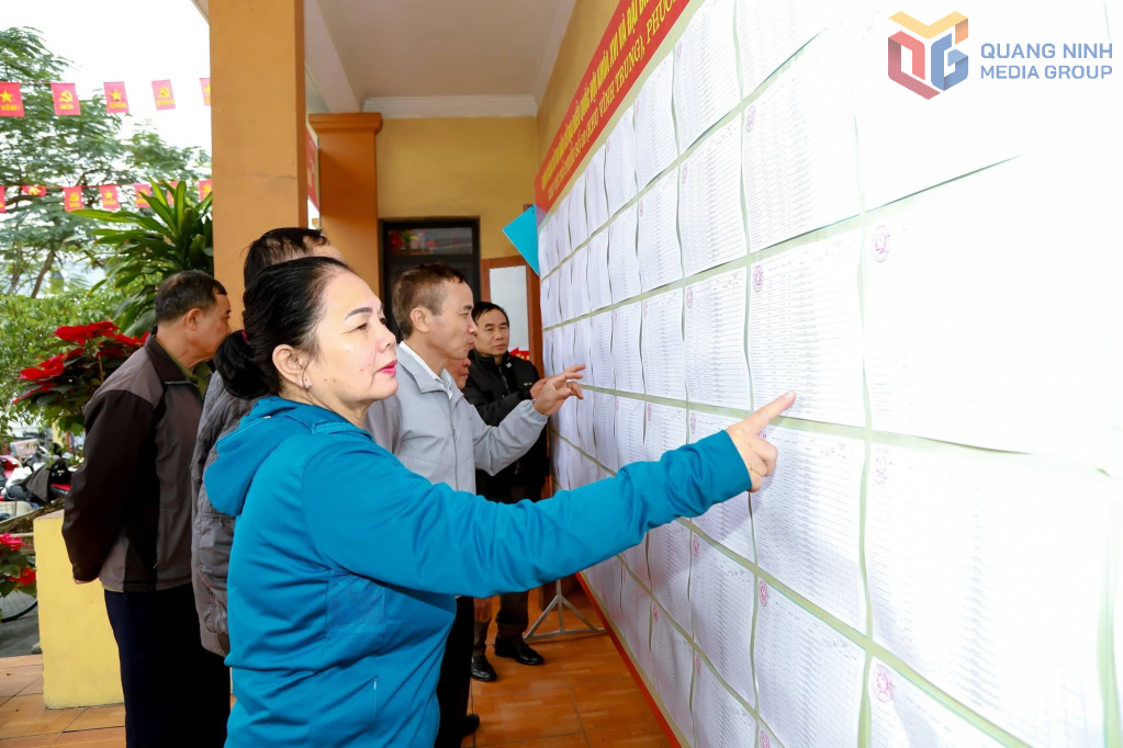 Cử tri phường Mạo Khê xem danh sách cử tri niêm yết tại các nhà văn hóa Cử tri phường Mạo Khê xem danh sách cử tri niêm yết tại các nhà văn hóa