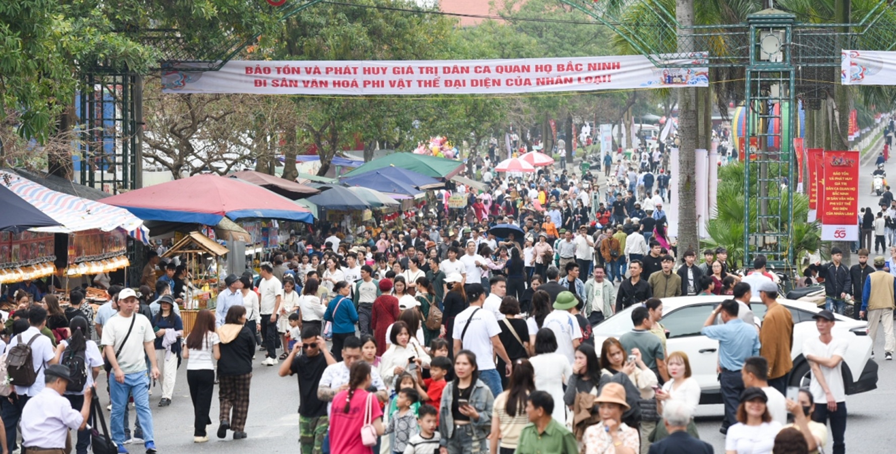 Trong những ngày diễn ra Lễ hội Lim 2026, nhu cầu sử dụng dịch vụ ăn uống và mua sắm của du khách tăng đột biến. Để đảm bảo quyền lợi cho người tiêu dùng, Đội QLTT số 11 (thuộc Chi cục QLTT tỉnh Bắc Ninh) đã trực tiếp tham gia Đoàn kiểm tra liên ngành, thực hiện nhiệm vụ giám sát ngay tại không gian lễ hội Trong những ngày diễn ra Lễ hội Lim 2026, nhu cầu sử dụng dịch vụ ăn uống và mua sắm của du khách tăng đột biến. Để đảm bảo quyền lợi cho người tiêu dùng, Đội QLTT số 11 (thuộc Chi cục QLTT tỉnh Bắc Ninh) đã trực tiếp tham gia Đoàn kiểm tra liên ngành, thực hiện nhiệm vụ giám sát ngay tại không gian lễ hội