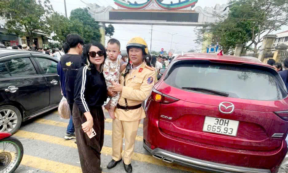 Bắc Ninh: Cảnh sát giao thông giải cứu kịp thời cháu bé mắc kẹt trong ô tô