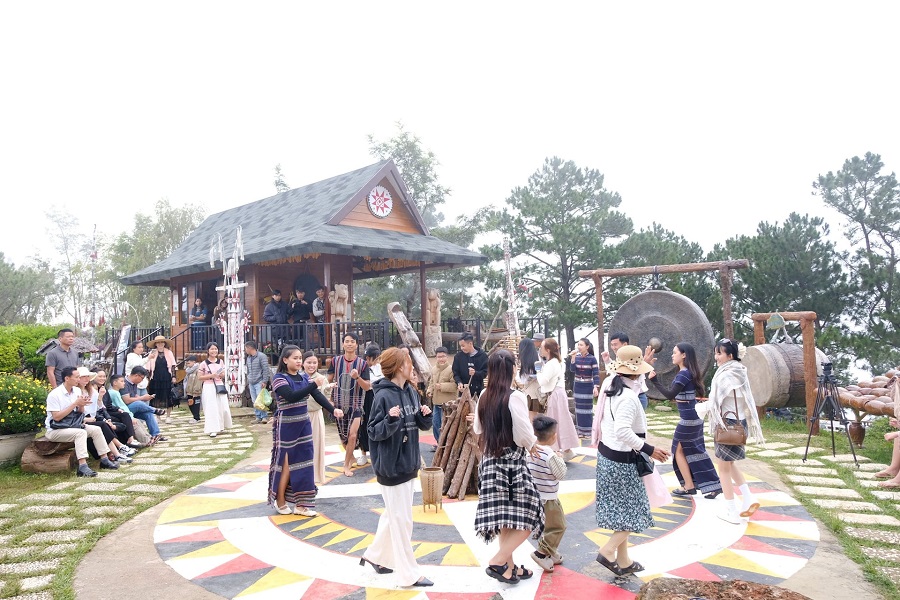 Du khách trải nghiệm văn hóa truyền thống của dân tộc K’ho trên đỉnh Lang Biang Du khách trải nghiệm văn hóa truyền thống của dân tộc K’ho trên đỉnh Lang Biang