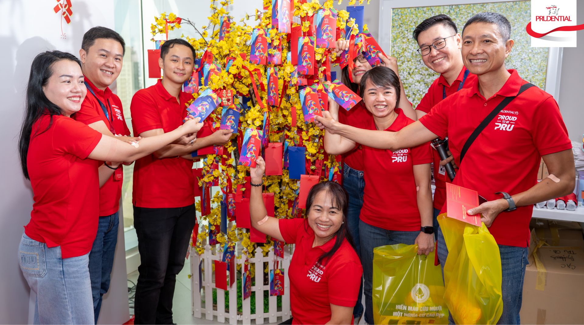 C&aacute;c t&igrave;nh nguyện vi&ecirc;n tham gia hoạt động &ldquo;h&aacute;i lộc đầu năm&rdquo; tại sự kiện