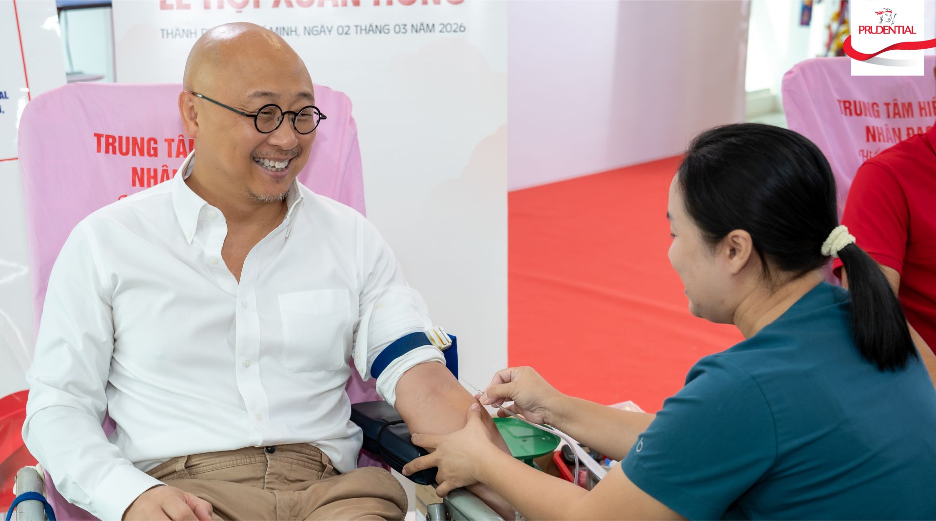 Tổng Gi&aacute;m đốc Prudential Việt Nam tham gia hiến m&aacute;u tại sự kiện