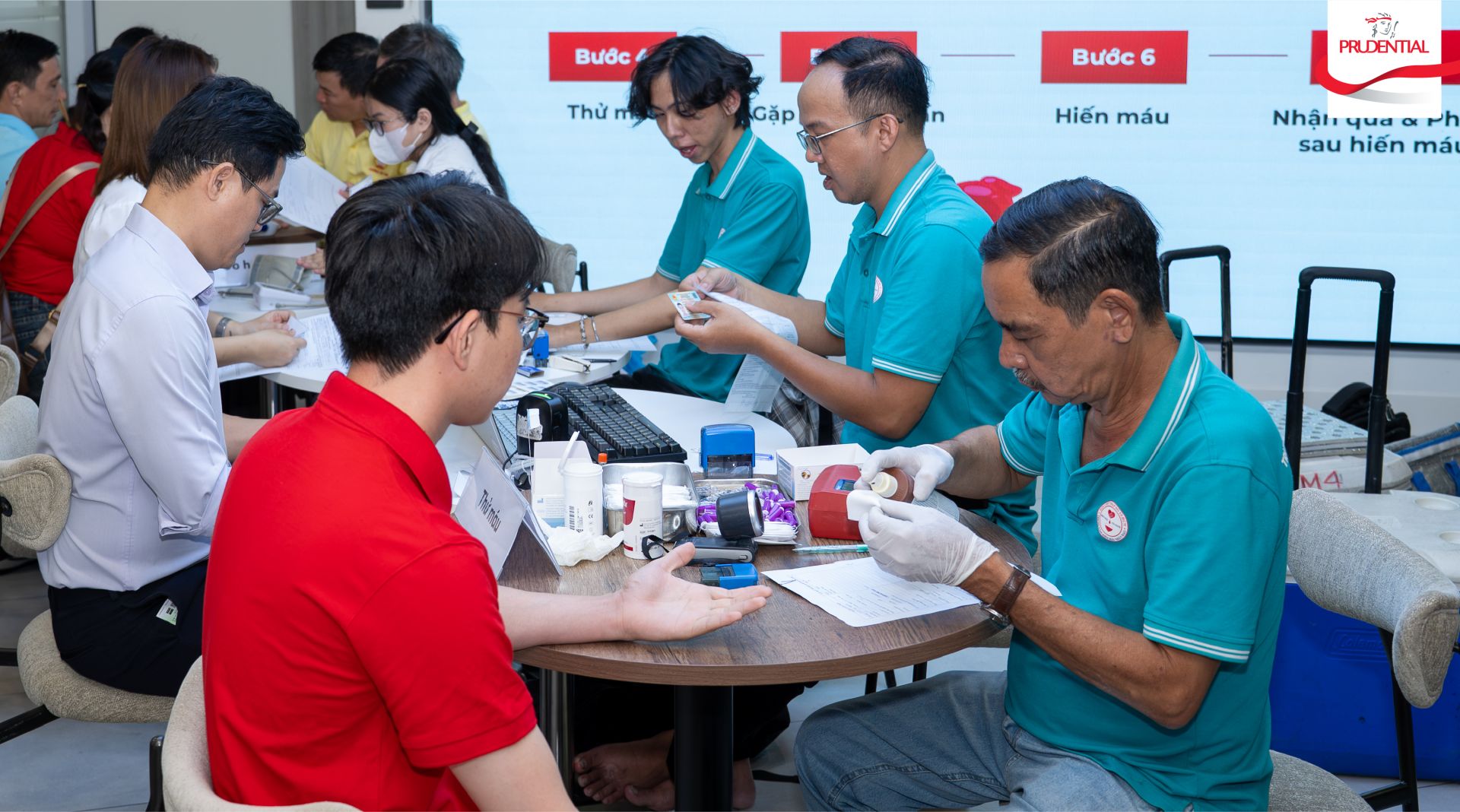 C&aacute;c t&igrave;nh nguyện vi&ecirc;n c&ugrave;ng thực hiện c&aacute;c quy tr&igrave;nh hiến m&aacute;u