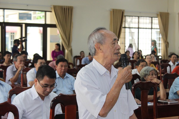 Cử tri phường Vũng T&agrave;u ph&aacute;t biểu tại buổi hội nghị