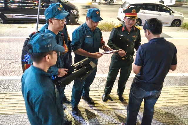 Lực lượng Bộ CHQS TP. Đà Nẵng kiểm tra, làm việc với người điều khiển thiết bị bay không người lái trong quá trình tuần tra, xử lý vi phạm. Lực lượng Bộ CHQS TP. Đà Nẵng kiểm tra, làm việc với người điều khiển thiết bị bay không người lái trong quá trình tuần tra, xử lý vi phạm.